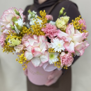 Букет дня в коробке с розами Украшение